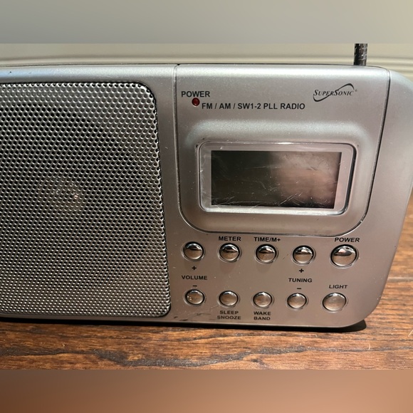 Silver Portable FM/AM Radio - Picture 7 of 11